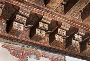Detalle del alfarje mudéjar, donde se aprecian los motivos heráldicos originales.
